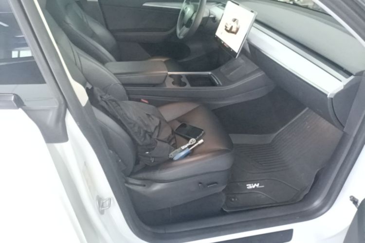 Tesla Model Y 2023 car image #24