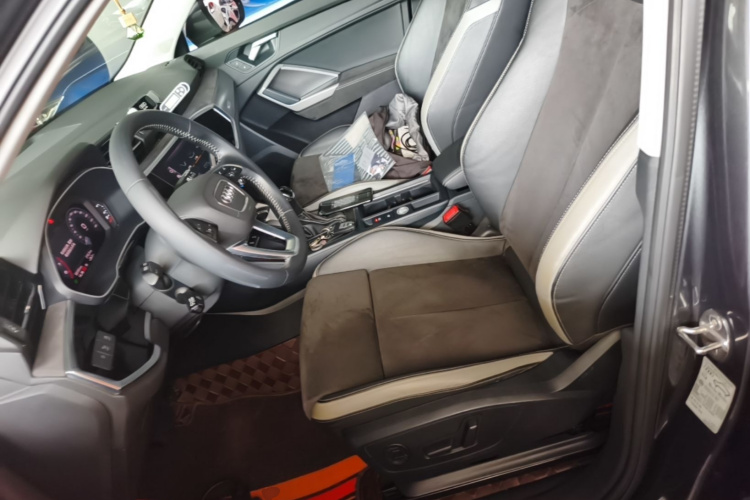 Audi Q3 2020 car image #19