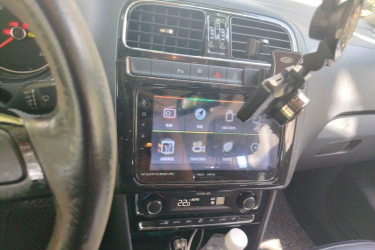 Volkswagen Polo 2016 car image #13