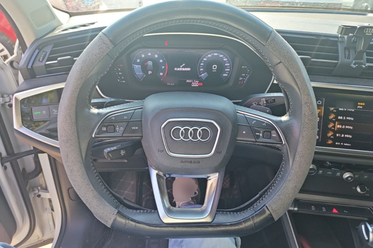 Audi Q3 2019 car image #15