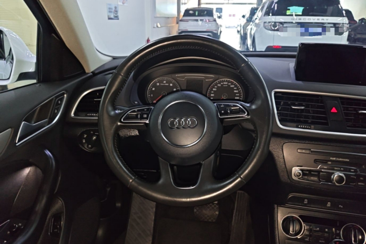 Audi Q3 2018 car image #15
