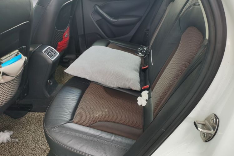 Audi Q3 2017 car image #19