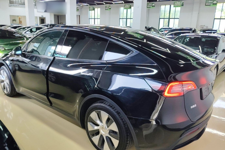 Tesla Model Y 2023 #5 Tesla Model Y 2023 car image #5