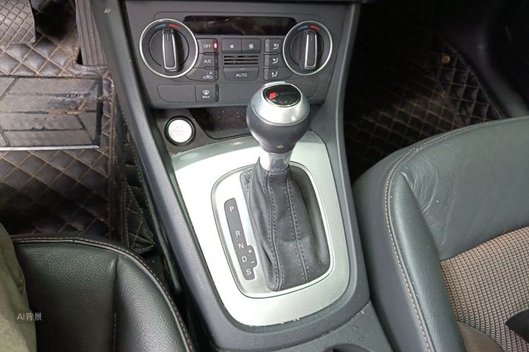 Audi Q3 2018 car image #16
