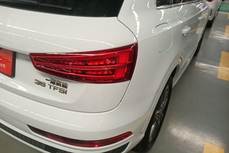 Audi Q3 2018 car image #8