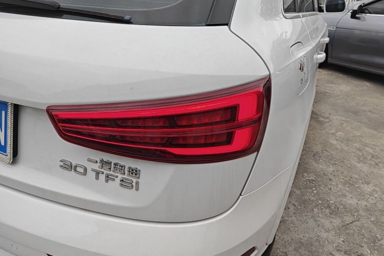 Audi Q3 2018 car image #8