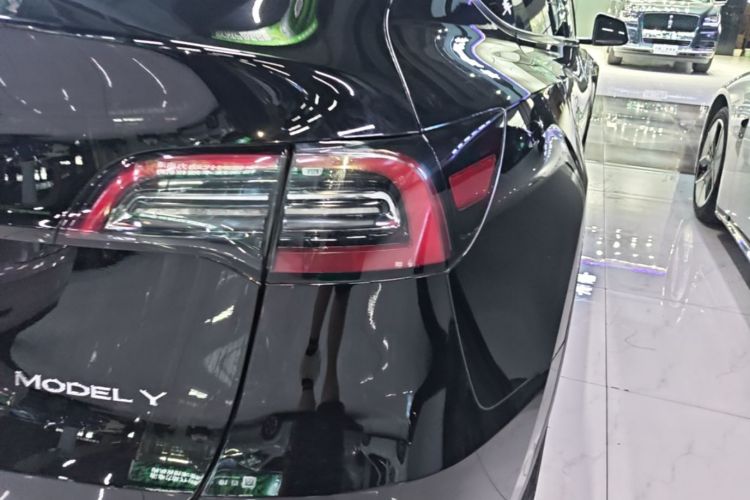 Tesla Model Y 2023 immagine di auto #3
