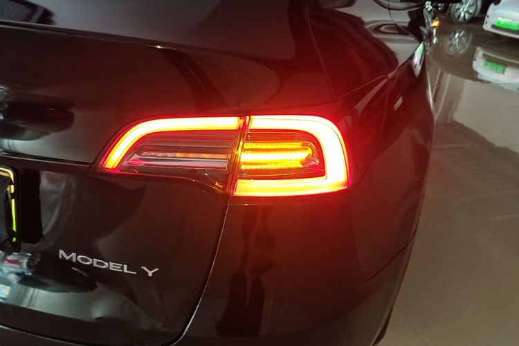 Tesla Model Y 2024 #8 Tesla Model Y 2024 car image #8