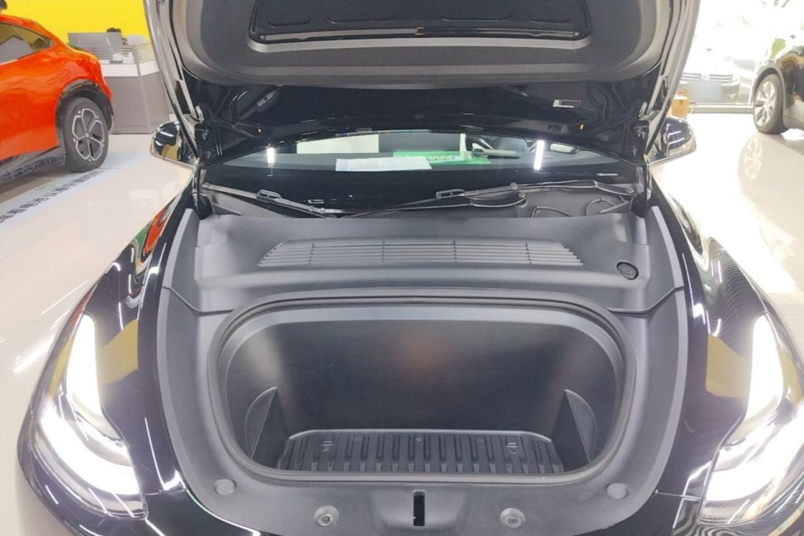 Tesla Model Y 2023 car image #11