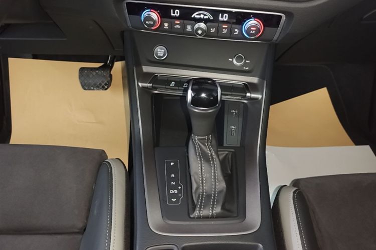 Audi Q3 2020 car image #14
