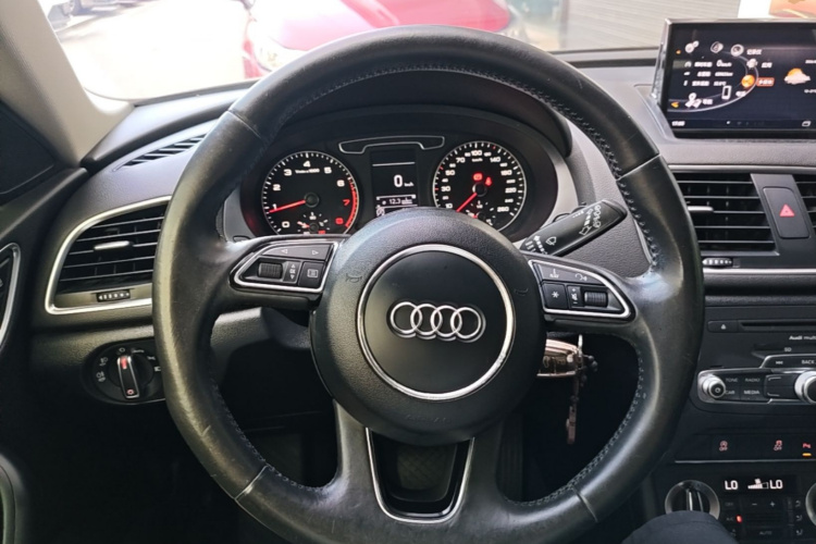 Audi Q3 2015 car image #11