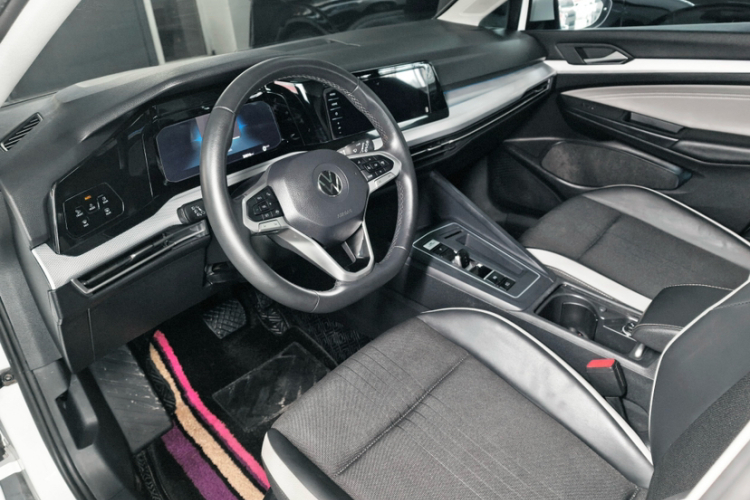 Volkswagen Golf 2023 car image #28