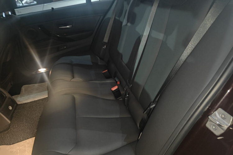 BMW 3 Series 2018 car image #17