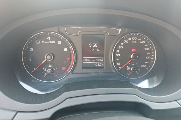 Audi Q3 2018 car image #8