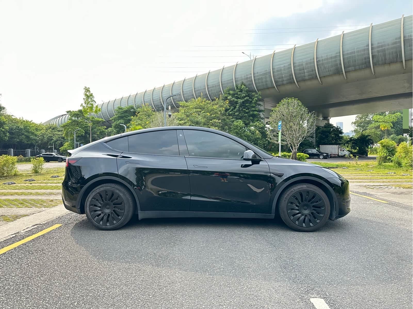 Tesla Model Y 2023 #6 Tesla Model Y 2023 car image #6