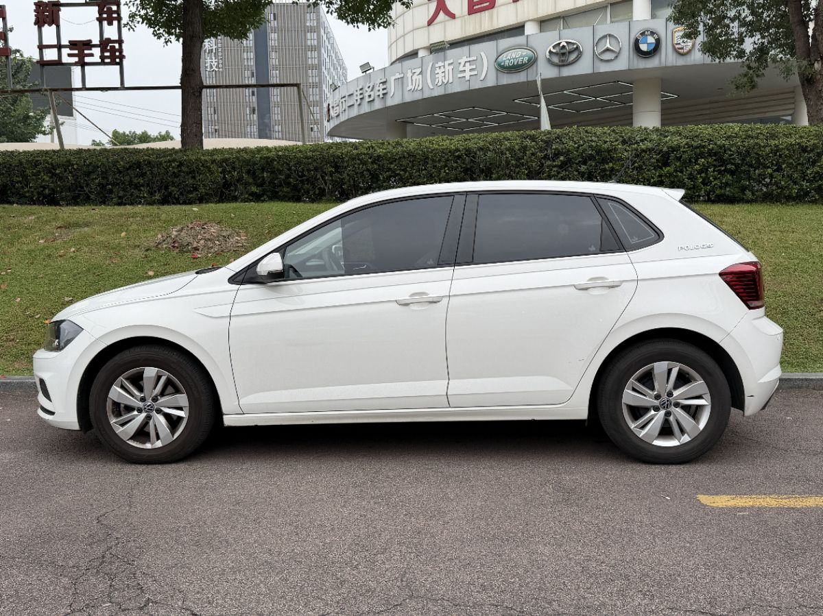 Volkswagen Polo 2022 car image #2