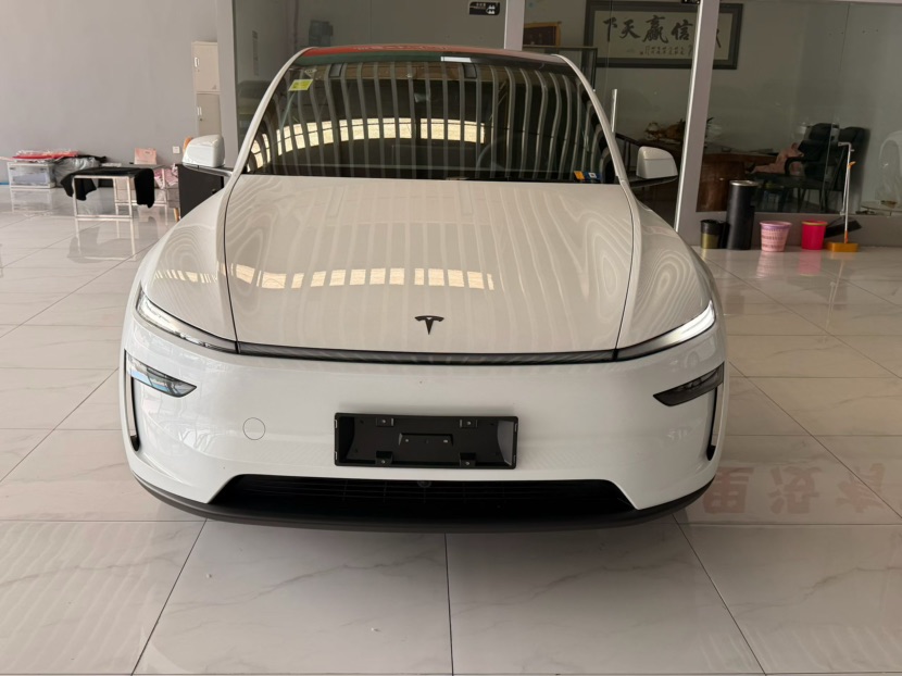 Tesla Model Y 2026 car image #2