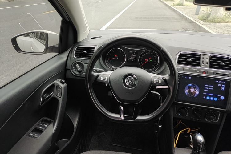 Volkswagen Polo 2017 car image #11