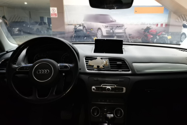 Audi Q3 2016 car image #10