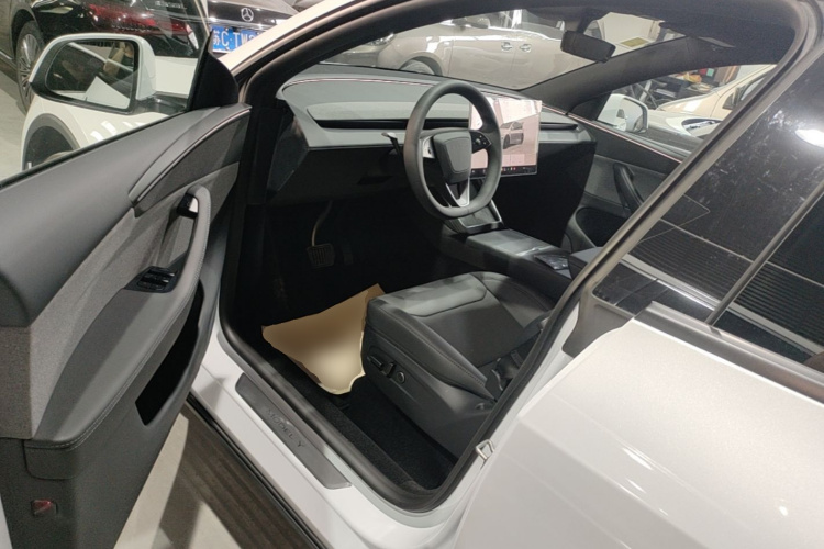 Tesla Model Y 2026 car image #16