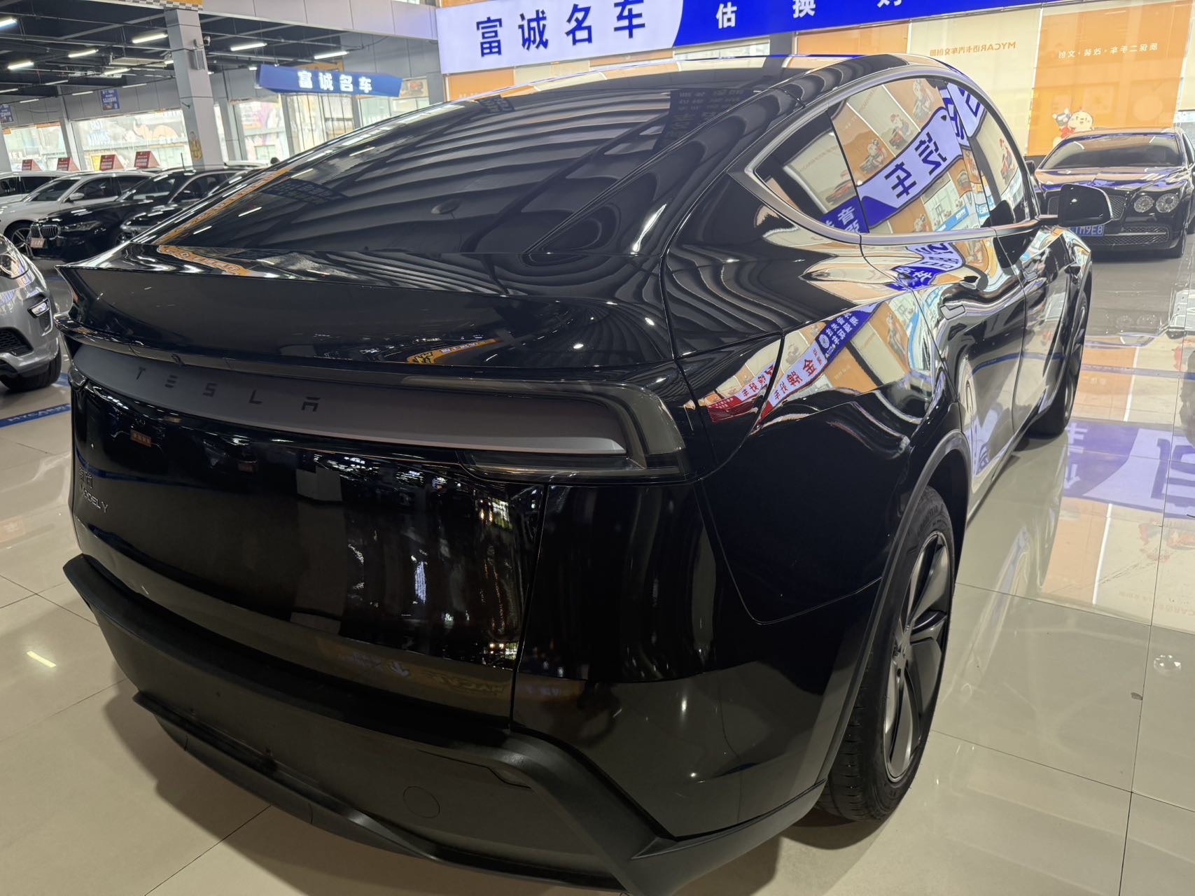 Tesla Model Y 2025 #4 Tesla Model Y 2025 car image #4