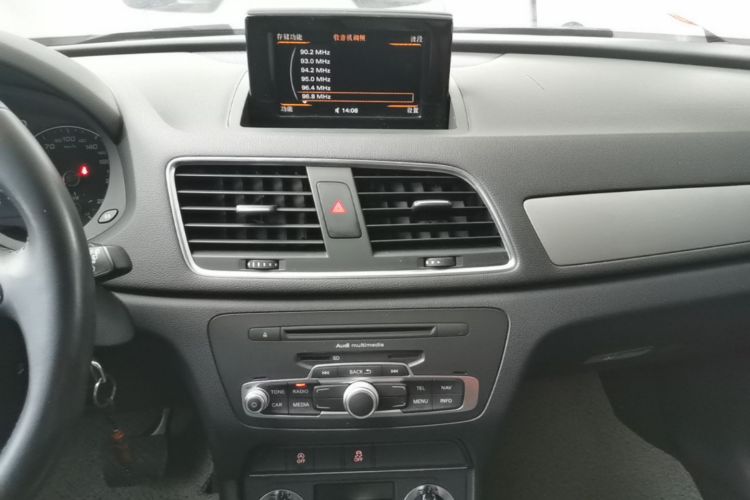 Audi Q3 2015 car image #13