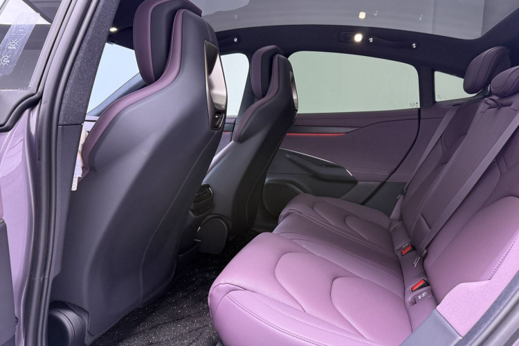 MI SU7 2025 immagine di auto #14
