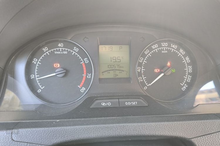 Skoda Rapid 2015 #14 Skoda Rapid 2015 image de voiture #14