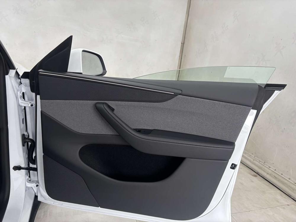 Tesla Model Y 2026 #27 Tesla Model Y 2026 immagine di auto #27