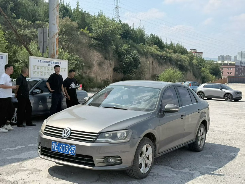 Volkswagen Bora 2013 car image 
