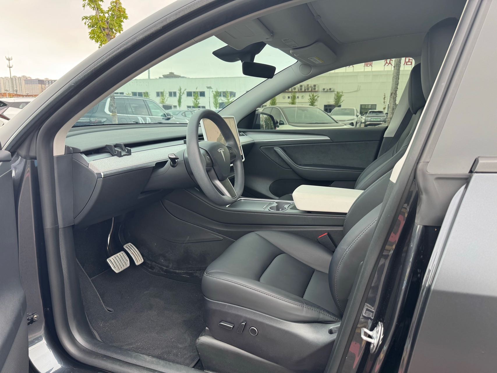 Tesla Model Y 2024 #4 Tesla Model Y 2024 car image #4