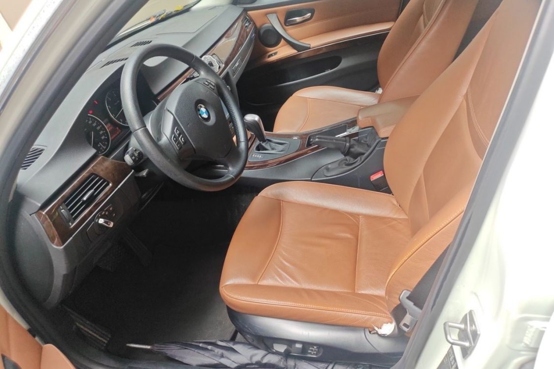BMW 3 Series 2011 car image #20