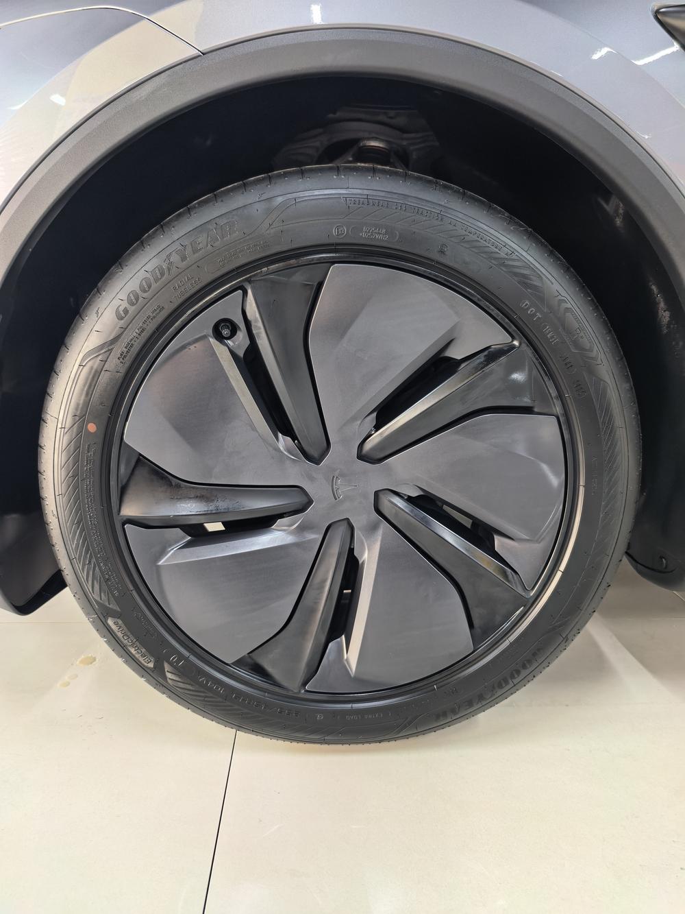 Tesla Model Y 2025 car image #7