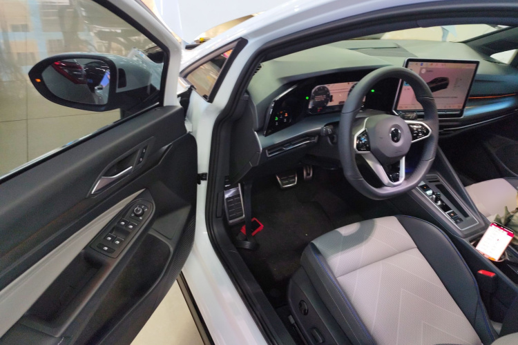 Volkswagen Golf 2025 car image #12