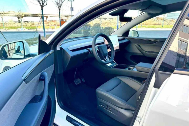 Tesla Model Y 2026 #10 Tesla Model Y 2026 car image #10