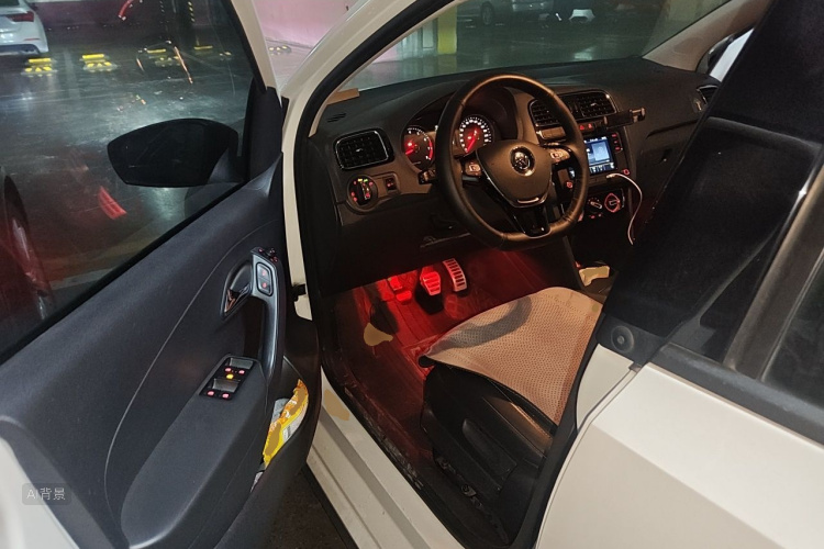 Volkswagen Polo 2015 car image #18