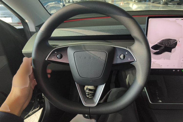 Tesla Model Y 2025 #11 Tesla Model Y 2025 car image #11