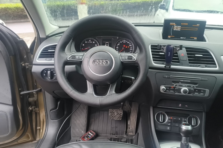 Audi Q3 2016 car image #11