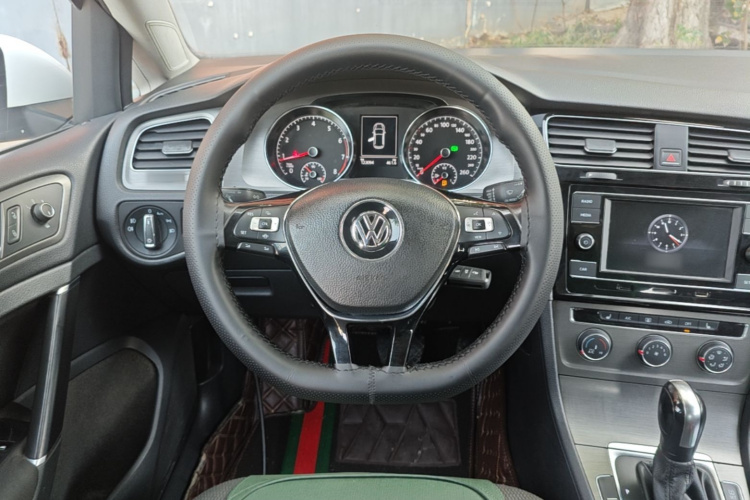 Volkswagen Golf 2015 car image #11