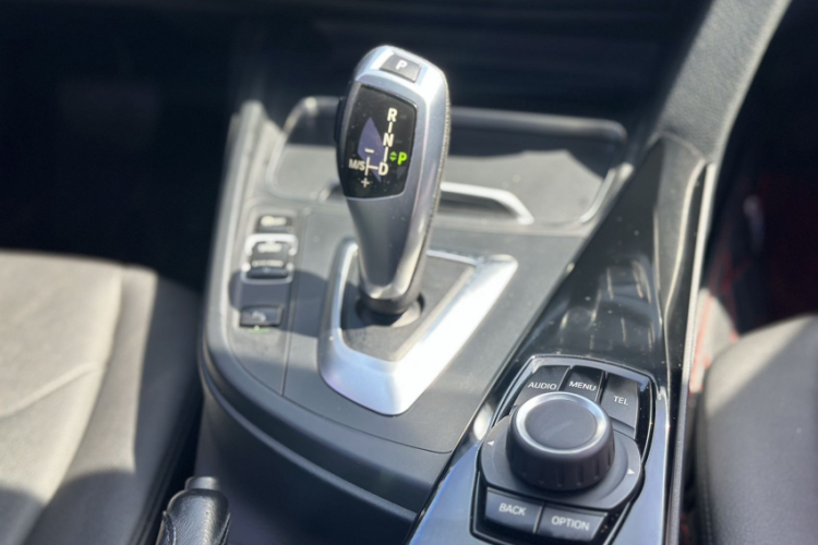 BMW 3 Series 2017 car image #25