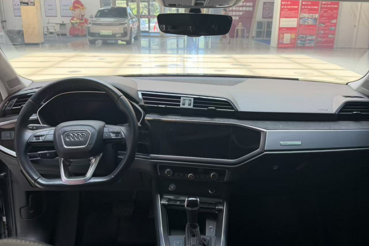 Audi Q3 2020 car image #11