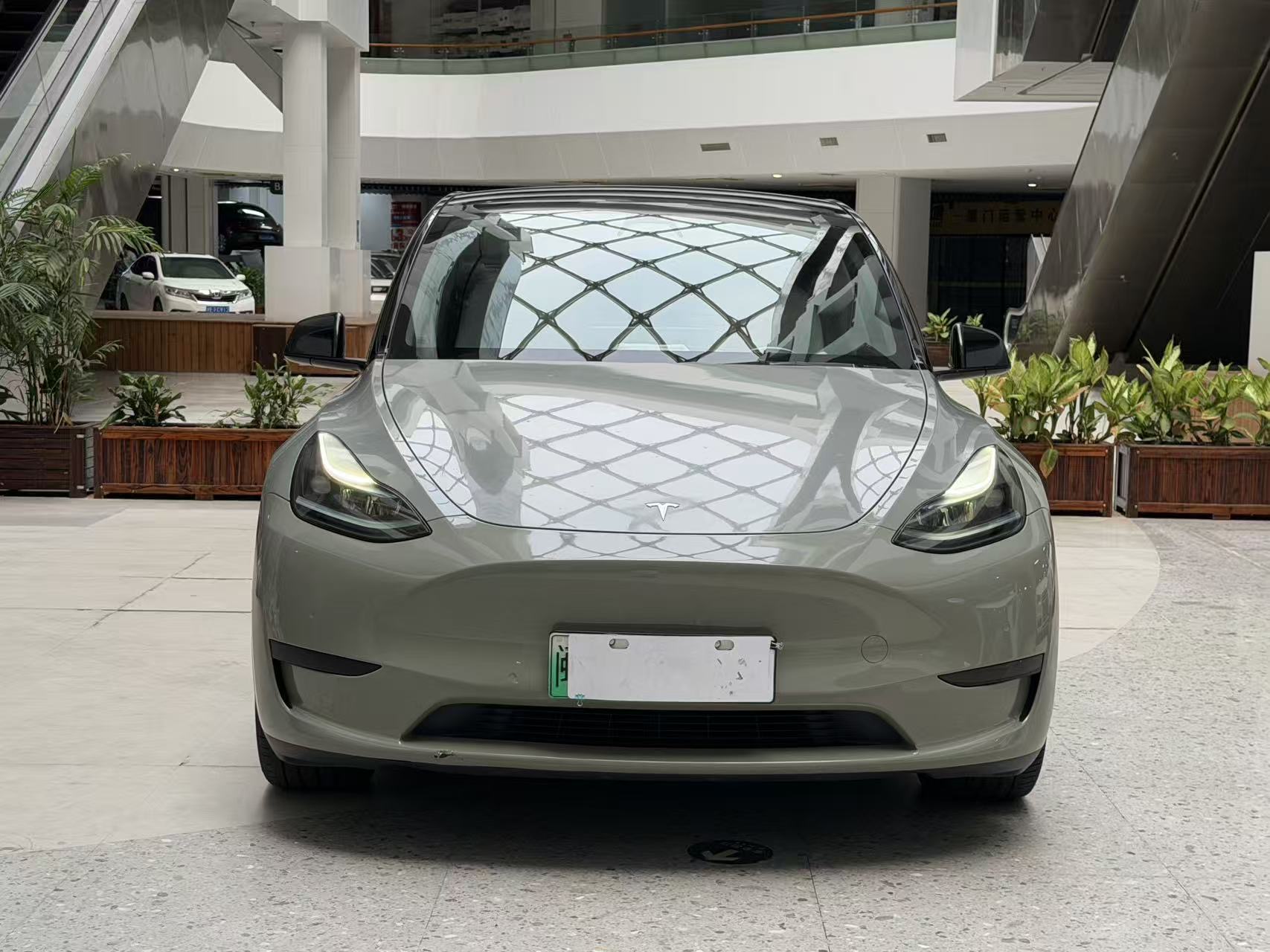 Tesla Model Y 2023 car image #2