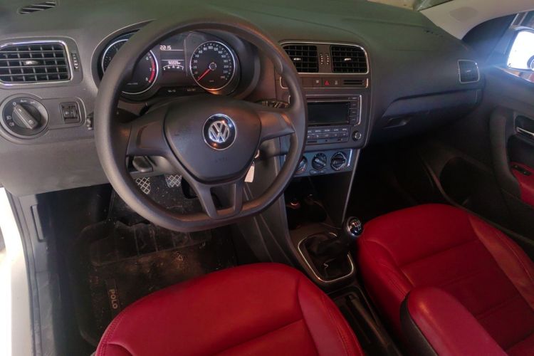 Volkswagen Polo 2015 car image #11