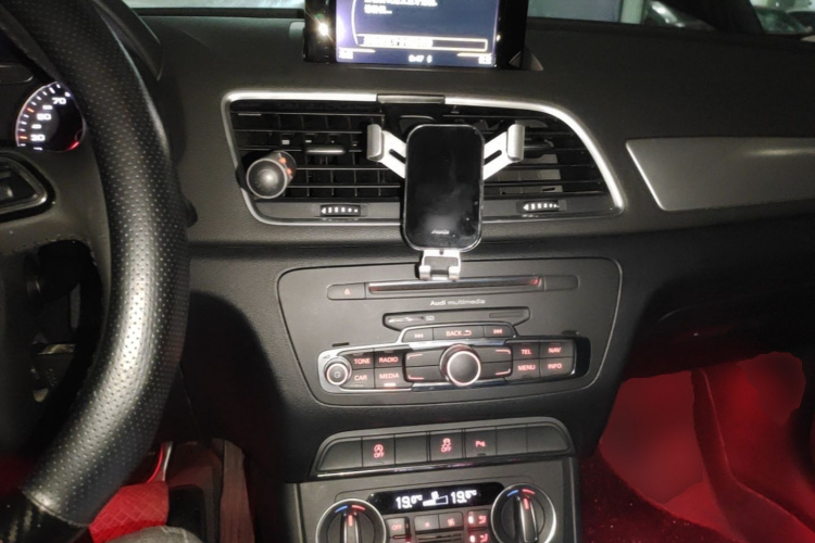 Audi Q3 2019 car image #11
