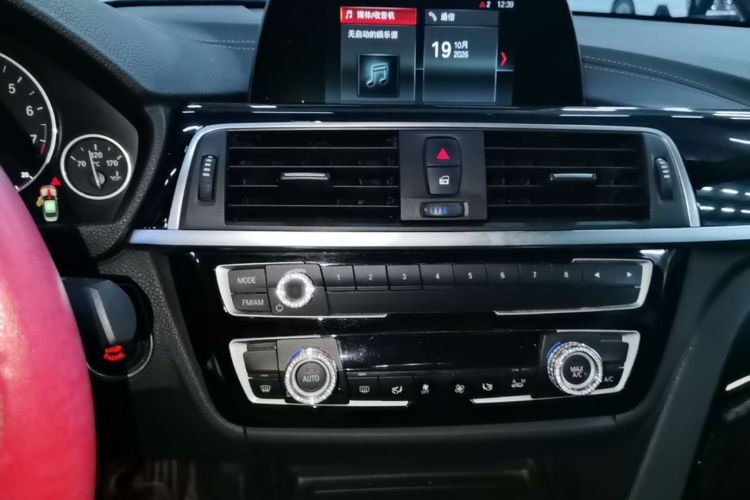BMW 3 Series 2018 car image #13