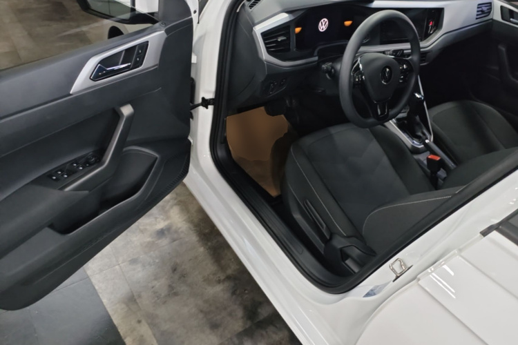 Volkswagen Polo 2022 car image #12