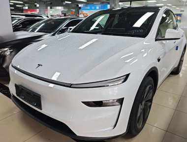 Tesla Model Y 2026 immagine di auto 