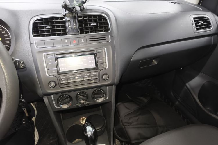 Volkswagen Polo 2015 car image #13