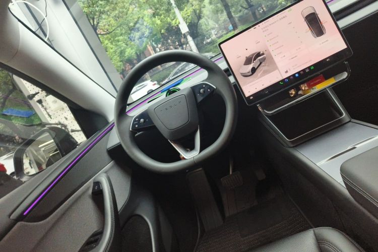 Tesla Model Y 2025 immagine di auto #13