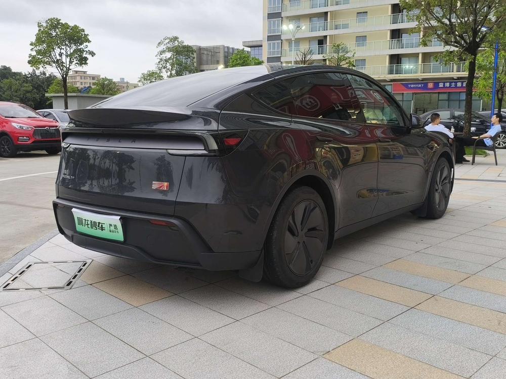 Tesla Model Y 2025 #5 Tesla Model Y 2025 car image #5